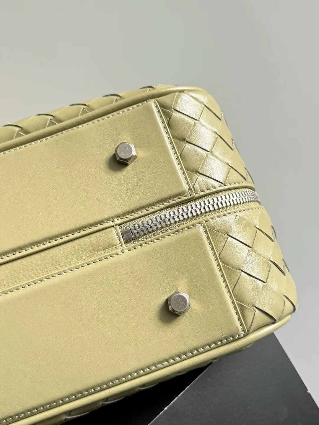 Batch 3960 Let's go on a trip✈️BOTTEGA VENETA travel bag is no heavier than a suitcase. The capacity and lightness of this travel bag are really suitable for short trips. The soft cow leather reduces the burden on the hands and the capacity is very nice. Style number: 765620 Size: 50*41*15cm